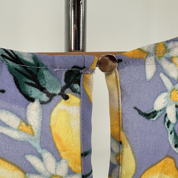 Torrid Lemon Print Sheer Sleeveless Twist Front Top size 1/1X - Picture 7 of 14